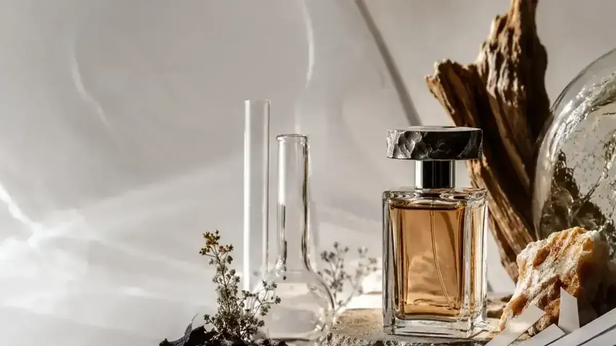 Ilustrasi editorial eksplorasi parfum