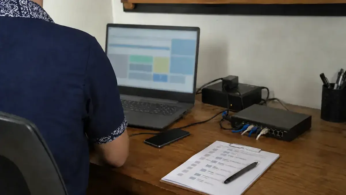 Petugas mengelola sistem dan operasional digital